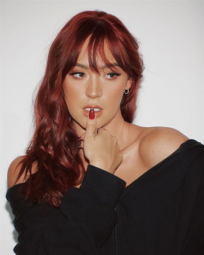 Hot girl mạng để mặt mộc suýt bị cấm lên máy bay vì quá khác ảnh hộ chiếu-1