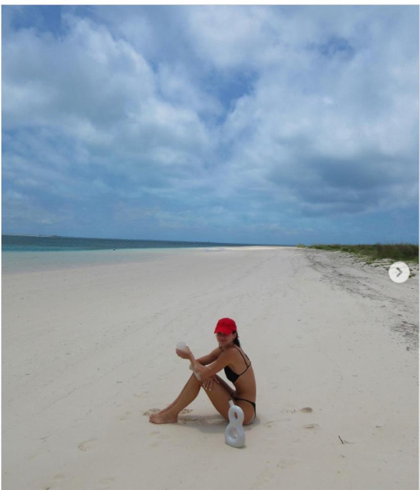 Kendall Jenner đón hè với bikini đỏ rực cháy-3