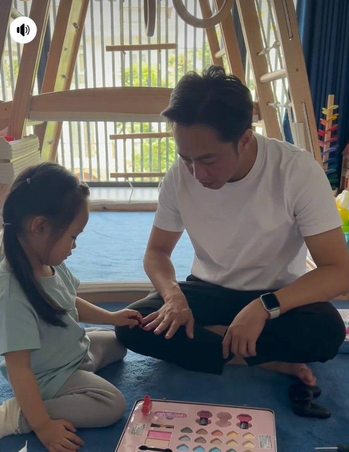Xả vai doanh nhân, Cường Đô La dành thời gian chăm sóc con gái cưng-1