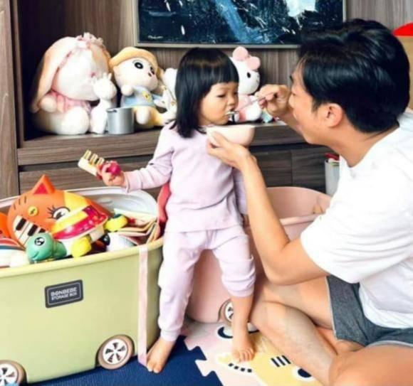 Xả vai doanh nhân, Cường Đô La dành thời gian chăm sóc con gái cưng-5