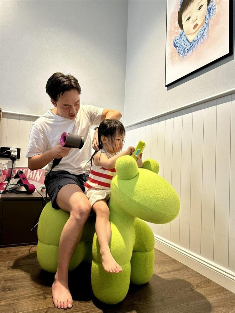 Xả vai doanh nhân, Cường Đô La dành thời gian chăm sóc con gái cưng-6