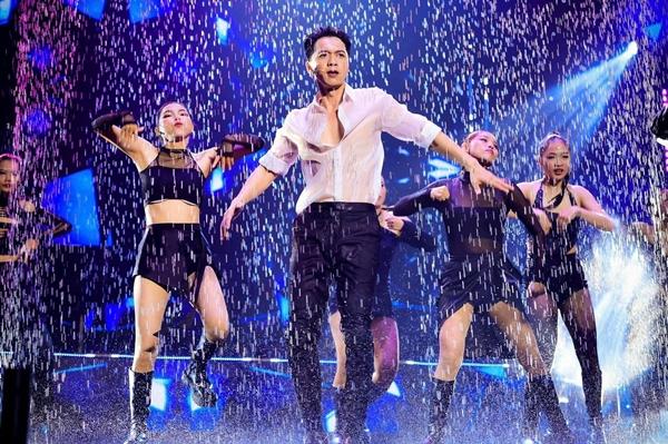 Vì sao Chủ tịch ACB Trần Hùng Huy chọn hát nhảy dưới mưa ca khúc của Hồ Ngọc Hà?-1