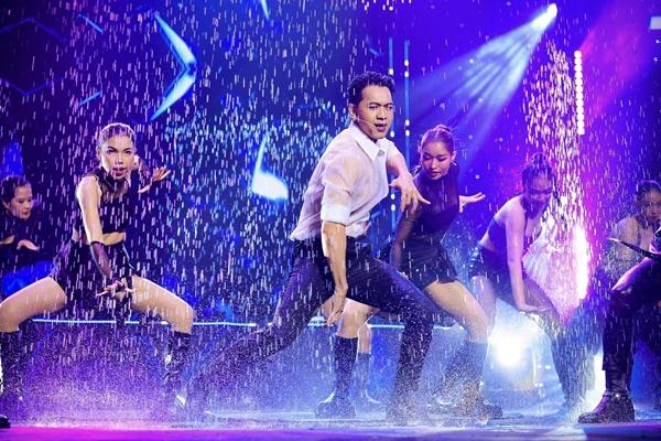 Vì sao Chủ tịch ACB Trần Hùng Huy chọn hát nhảy dưới mưa ca khúc của Hồ Ngọc Hà?-4