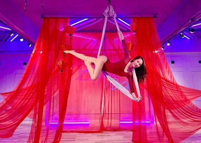 Quỳnh Nga khoe đường cong gợi cảm, vòng eo con kiến khi tập yoga bay-1