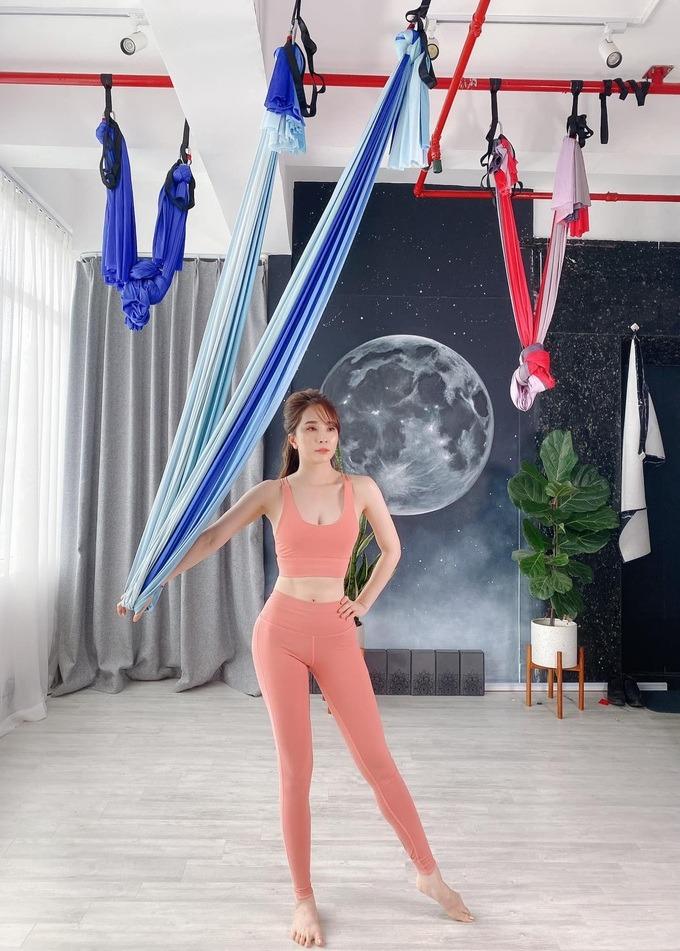 Quỳnh Nga khoe đường cong gợi cảm, vòng eo con kiến khi tập yoga bay-2