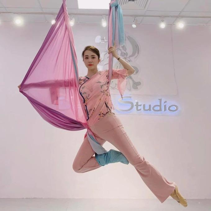 Quỳnh Nga khoe đường cong gợi cảm, vòng eo con kiến khi tập yoga bay-5