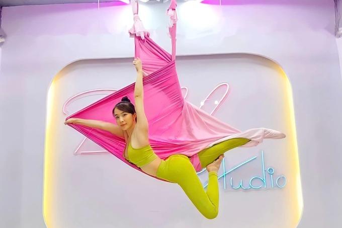 Quỳnh Nga khoe đường cong gợi cảm, vòng eo con kiến khi tập yoga bay-7