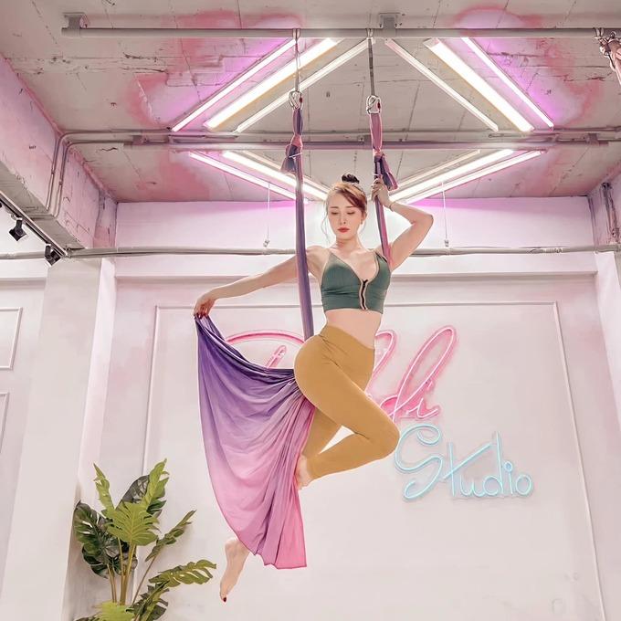 Quỳnh Nga khoe đường cong gợi cảm, vòng eo con kiến khi tập yoga bay-8