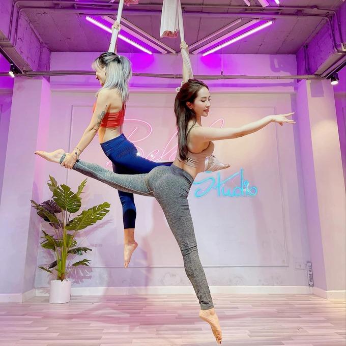 Quỳnh Nga khoe đường cong gợi cảm, vòng eo con kiến khi tập yoga bay-10
