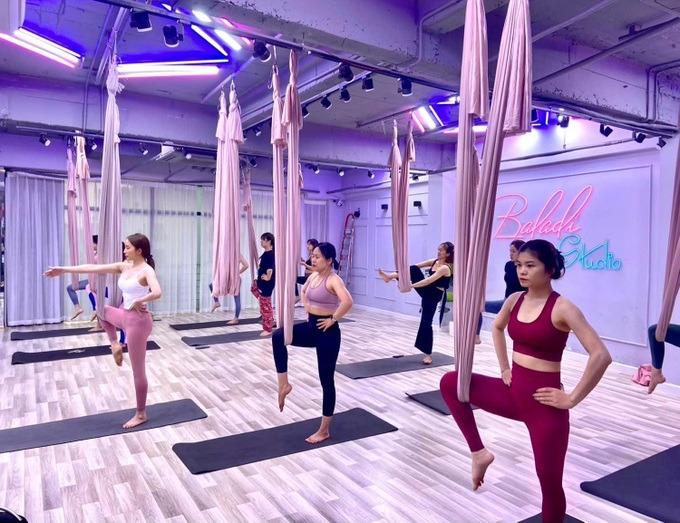 Quỳnh Nga khoe đường cong gợi cảm, vòng eo con kiến khi tập yoga bay-11