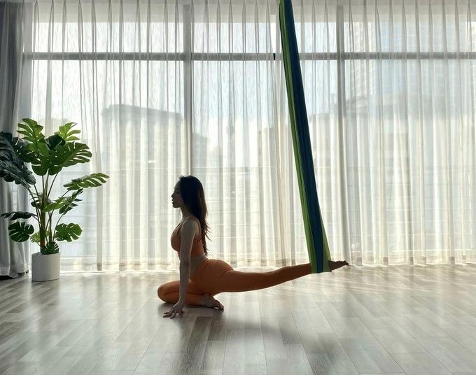 Quỳnh Nga khoe đường cong gợi cảm, vòng eo con kiến khi tập yoga bay-12