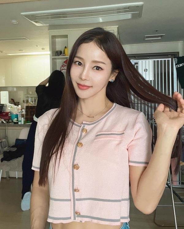 Nữ ca sĩ 51 tuổi nhưng trông như 30-1