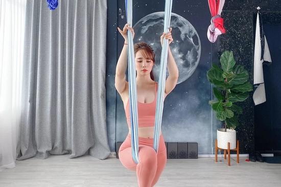 Quỳnh Nga khoe đường cong gợi cảm, vòng eo con kiến khi tập yoga bay