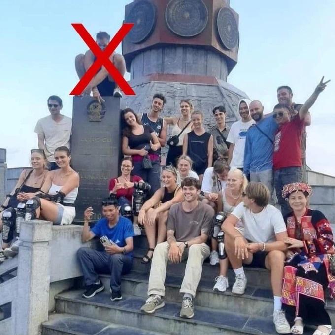 Xác minh hình ảnh du khách nước ngoài ngồi lên tấm bia khắc hình Quốc huy-1