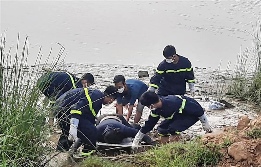 Tìm thấy thi thể nữ giới dạt bờ sông, để lại thư xin lỗi người thân-1