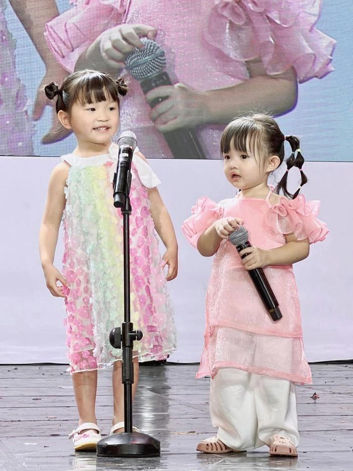 Con gái 3 tuổi của Đông Nhi có sở thích đặc biệt, bộc lộ năng khiếu con nhà nòi-4