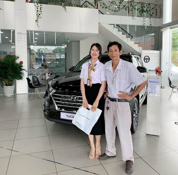 Cô gái làm sale bán ô tô, không ngờ chốt luôn con trai khách hàng-1