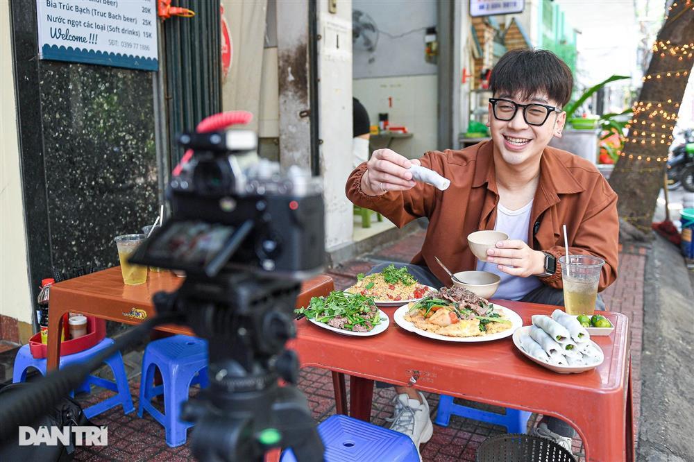 Cuộc sống của reviewer nổi tiếng: Tăng 16kg, bị ném đá vì suốt ngày khen-11