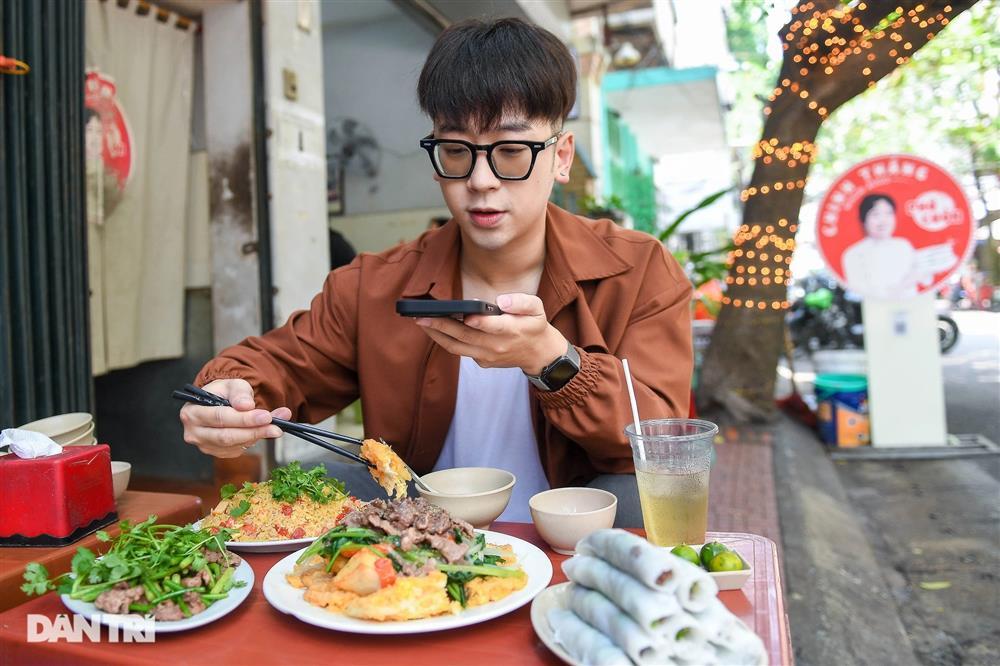 Cuộc sống của reviewer nổi tiếng: Tăng 16kg, bị ném đá vì suốt ngày khen-8