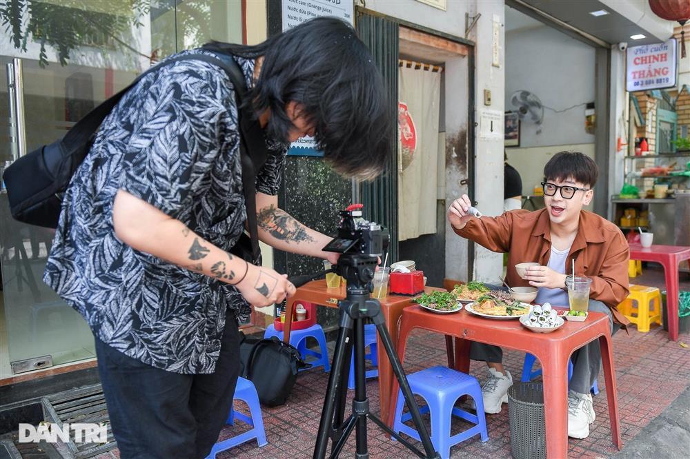 Cuộc sống của reviewer nổi tiếng: Tăng 16kg, bị ném đá vì suốt ngày khen-9