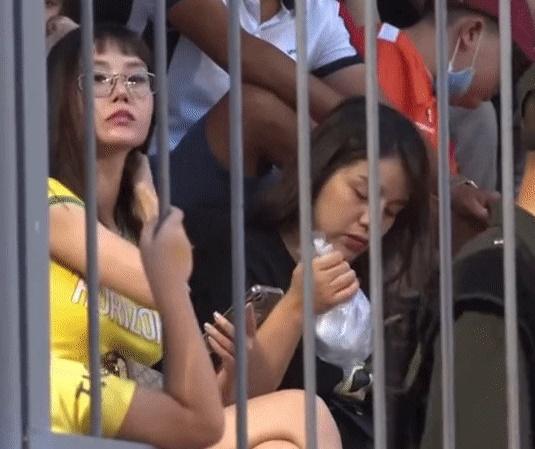 Biểu cảm của vợ Bùi Tiến Dũng sau ồn ào trên mạng gây chú ý-1