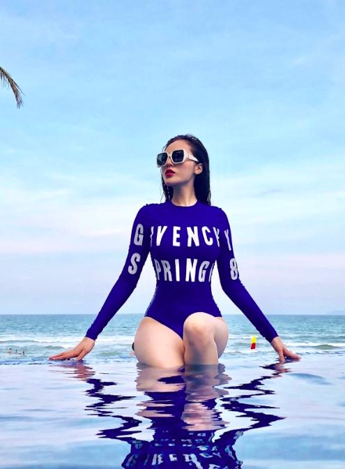 3 style đi biển của Kỳ Duyên: Khoe trọn 3 vòng sexy mà vẫn cá tính-10