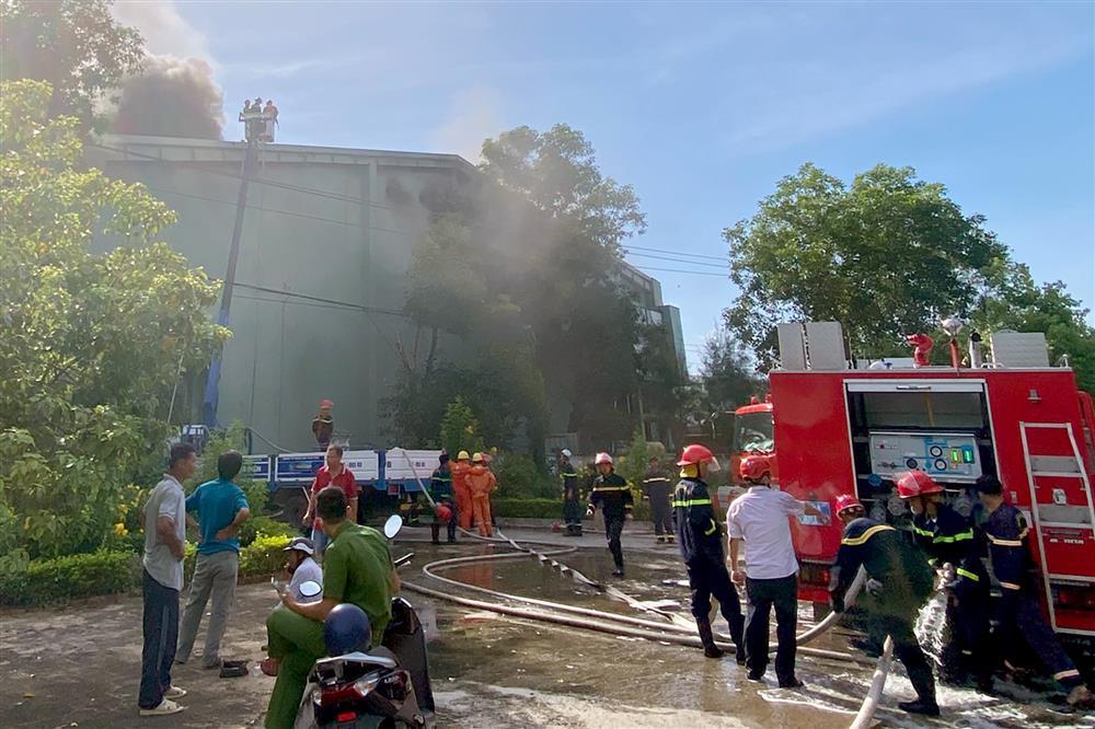Cháy lớn tại khu công nghiệp ở Phú Yên, cột khói cao hàng chục mét-2