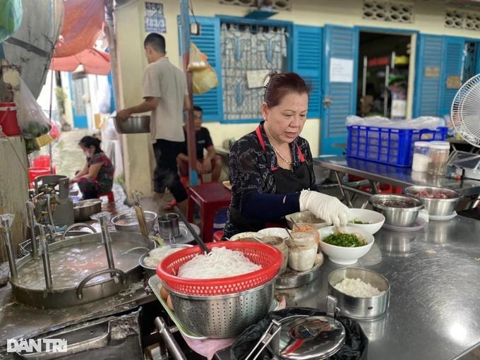 Quán bún có đặc sản nghe chửi, hơn 40 năm vẫn đông khách ở TPHCM-1