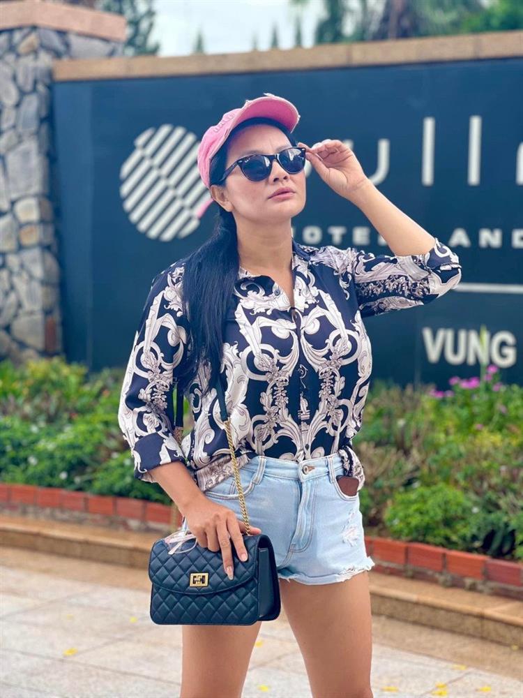 Nữ hoàng cảnh nóng tuổi U50 có mái tóc bạc trắng, thân hình lão hóa ngược-1