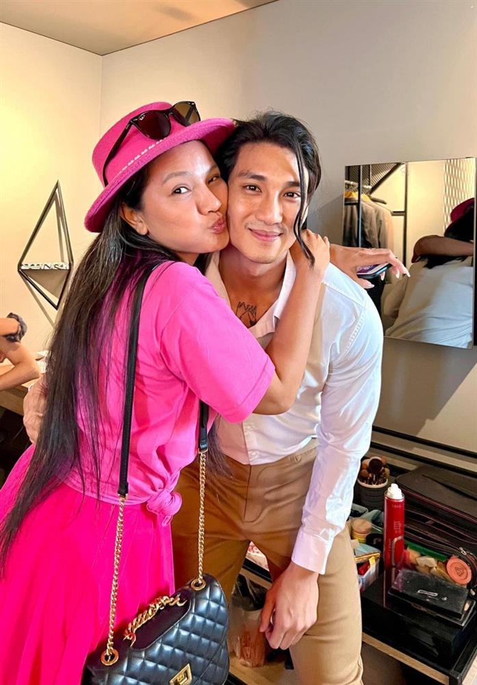 Nữ hoàng cảnh nóng tuổi U50 có mái tóc bạc trắng, thân hình lão hóa ngược-3