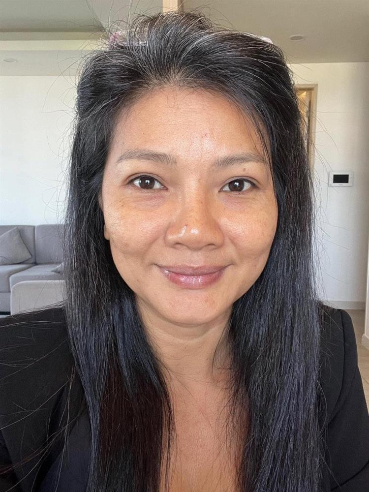 Nữ hoàng cảnh nóng tuổi U50 có mái tóc bạc trắng, thân hình lão hóa ngược-6