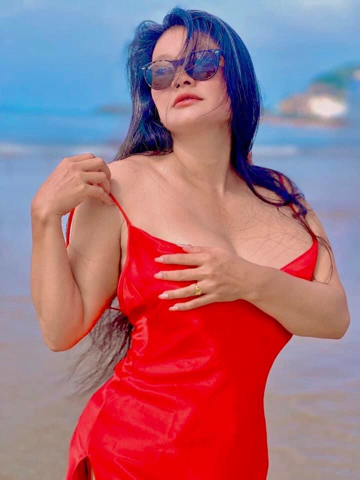 Nữ hoàng cảnh nóng tuổi U50 có mái tóc bạc trắng, thân hình lão hóa ngược-7