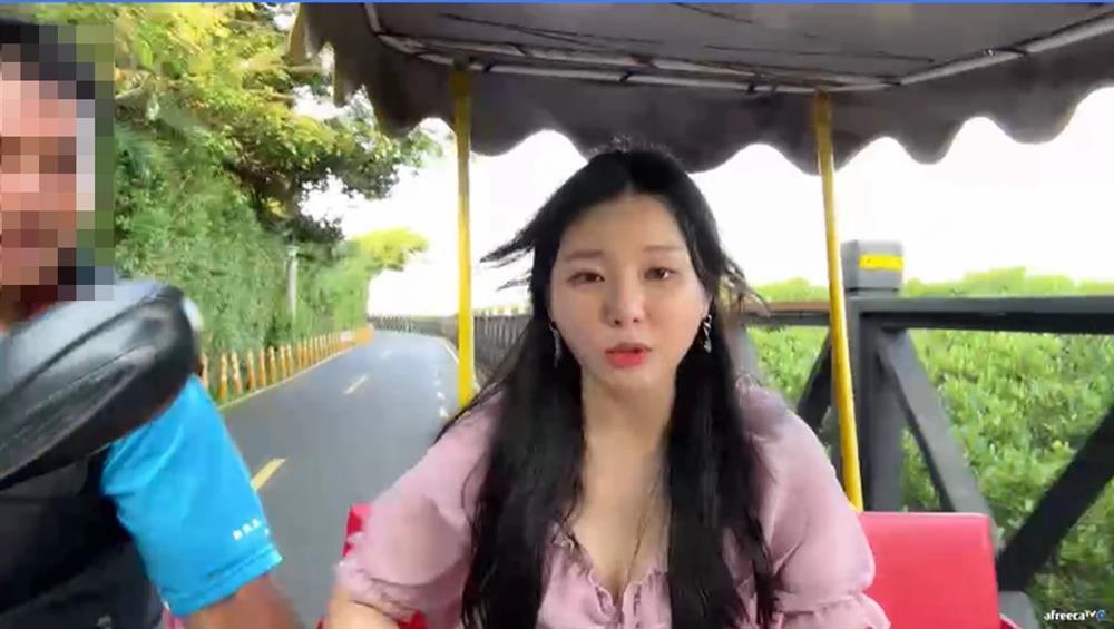 Nữ MC bị quấy rối tình dục khi đang phát trực tiếp-1