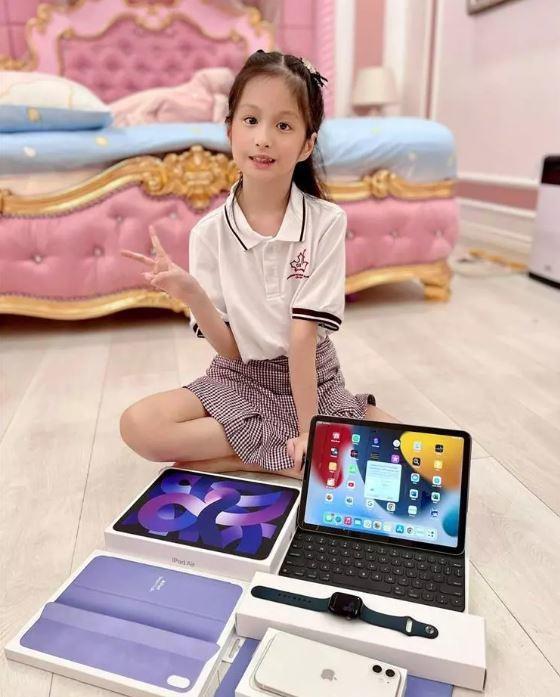 Con gái được lên lớp 2, chồng Đoàn Di Băng thưởng một xe hơi mui trần-5