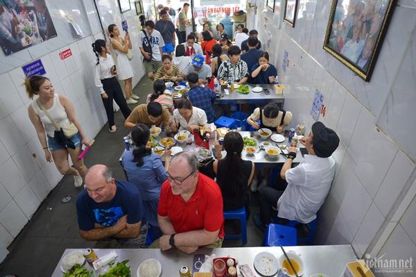 Nhiều khách bực mình khi phải đợi lâu ở quán bún chả Obama-1
