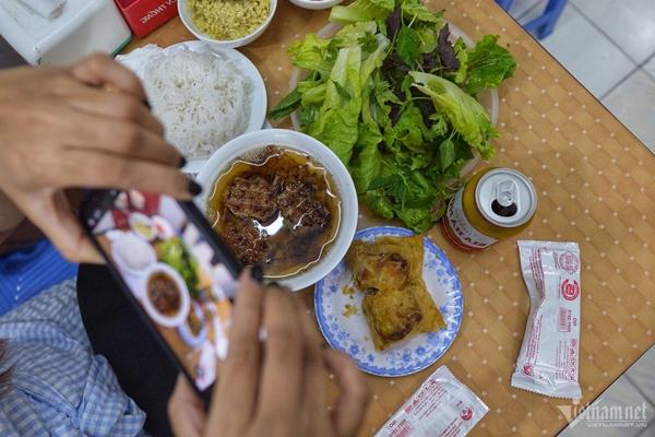 Nhiều khách bực mình khi phải đợi lâu ở quán bún chả Obama-6