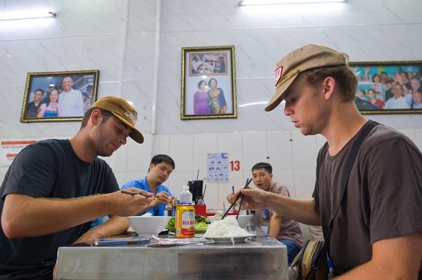 Nhiều khách bực mình khi phải đợi lâu ở quán bún chả Obama-10