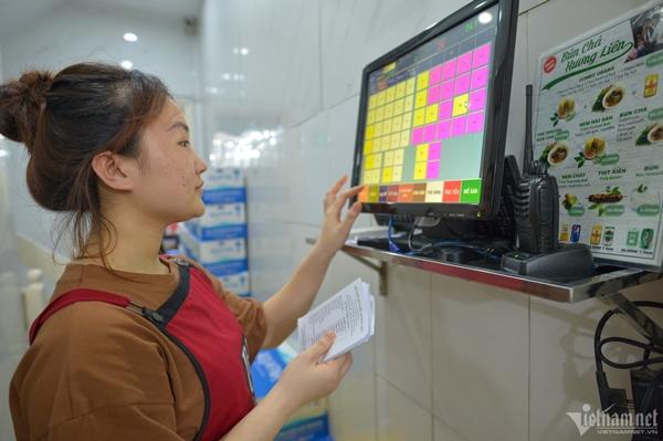 Nhiều khách bực mình khi phải đợi lâu ở quán bún chả Obama-13