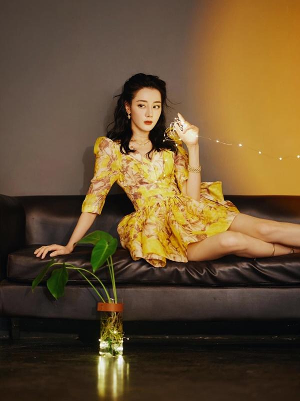 Thế khó của Địch Lệ Nhiệt Ba: Mặc táo bạo thì bị chê nhưng kín đáo lại được khen-1