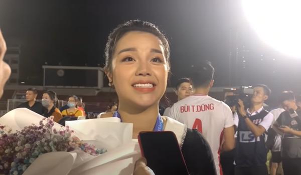 Vợ trung vệ Bùi Tiến Dũng chấm chồng 100 điểm trên sân nhưng 1.000 điểm ngoài đời-3