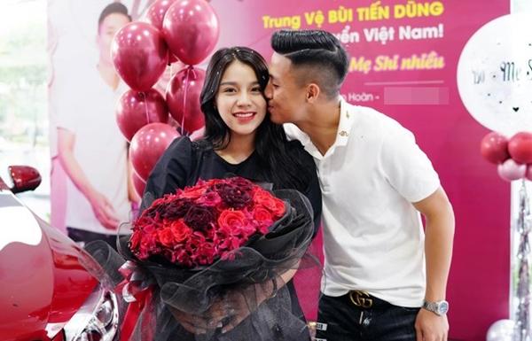 Vợ trung vệ Bùi Tiến Dũng chấm chồng 100 điểm trên sân nhưng 1.000 điểm ngoài đời-5
