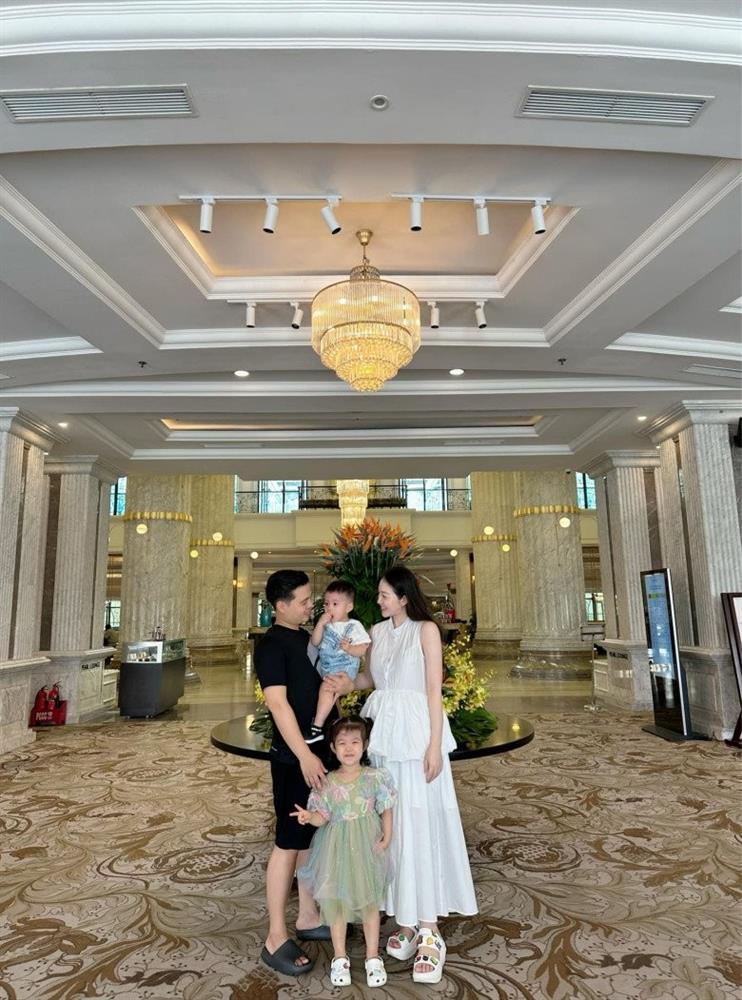 Cô dâu 200 cây vàng mang thai lần 3, bụng vượt mặt vẫn mặc bikini bé xíu-7