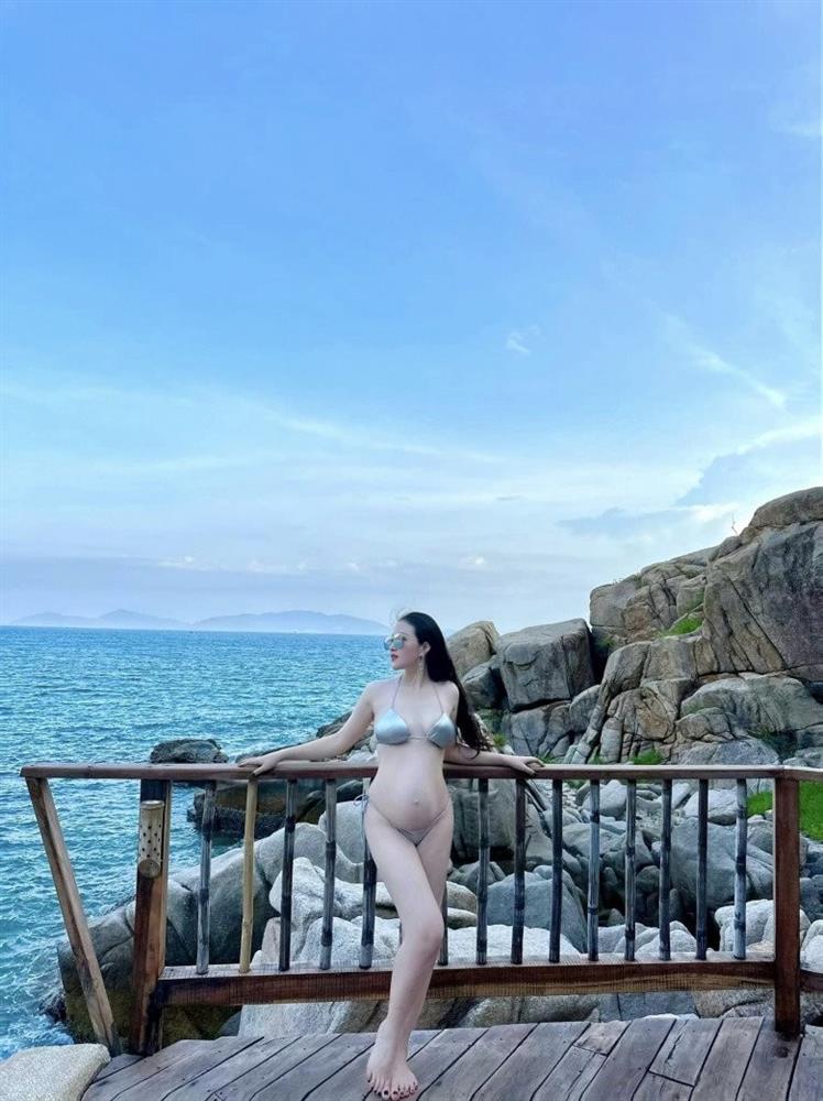 Cô dâu 200 cây vàng mang thai lần 3, bụng vượt mặt vẫn mặc bikini bé xíu-4