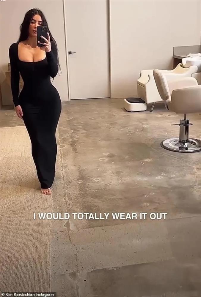 Kim Kardashian khoe đường cong nóng bỏng trong chiếc váy mới-4