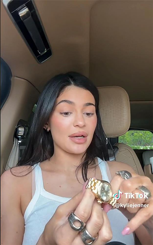 Con gái 5 tuổi của Kylie Jenner đeo đồng hồ Rolex gần 1 tỷ đồng-1