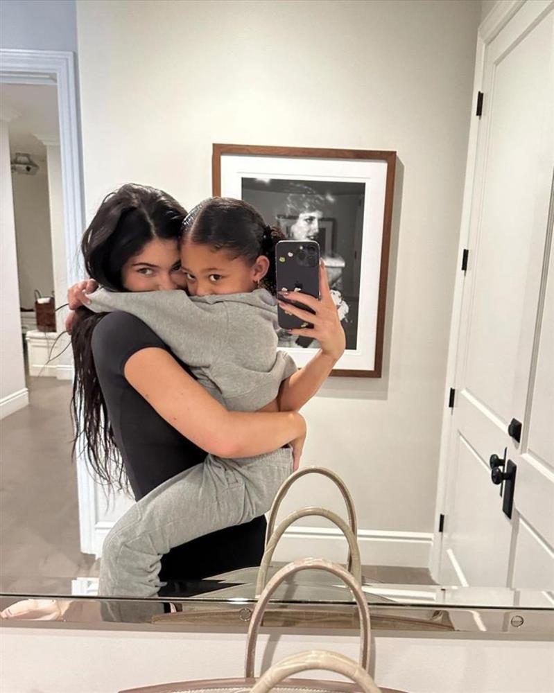 Con gái 5 tuổi của Kylie Jenner đeo đồng hồ Rolex gần 1 tỷ đồng-2
