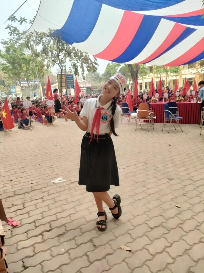 Bố là thợ điện bị ném đá, cô bé lớp 5 làm thơ thanh minh nghẹn ngào-3