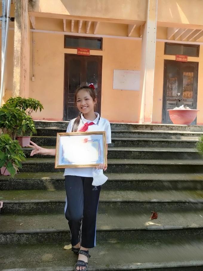 Bố là thợ điện bị ném đá, cô bé lớp 5 làm thơ thanh minh nghẹn ngào-4