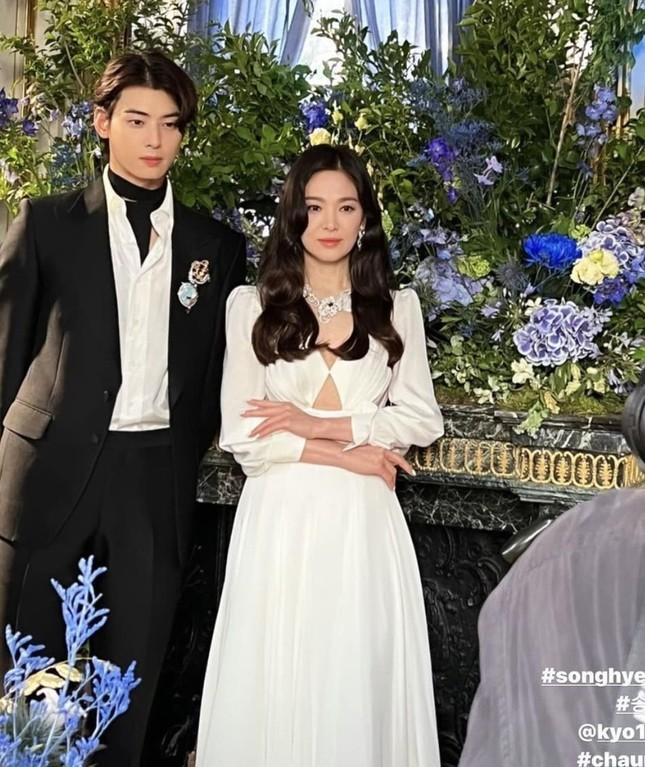 Song Hye Kyo trẻ đẹp khi sánh đôi tình tin đồn kém 16 tuổi-1