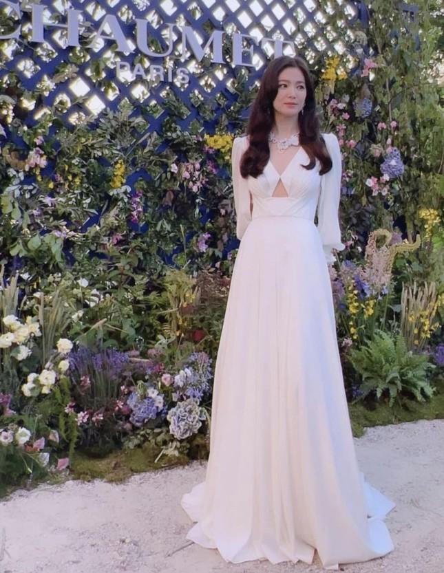 Song Hye Kyo trẻ đẹp khi sánh đôi tình tin đồn kém 16 tuổi-3